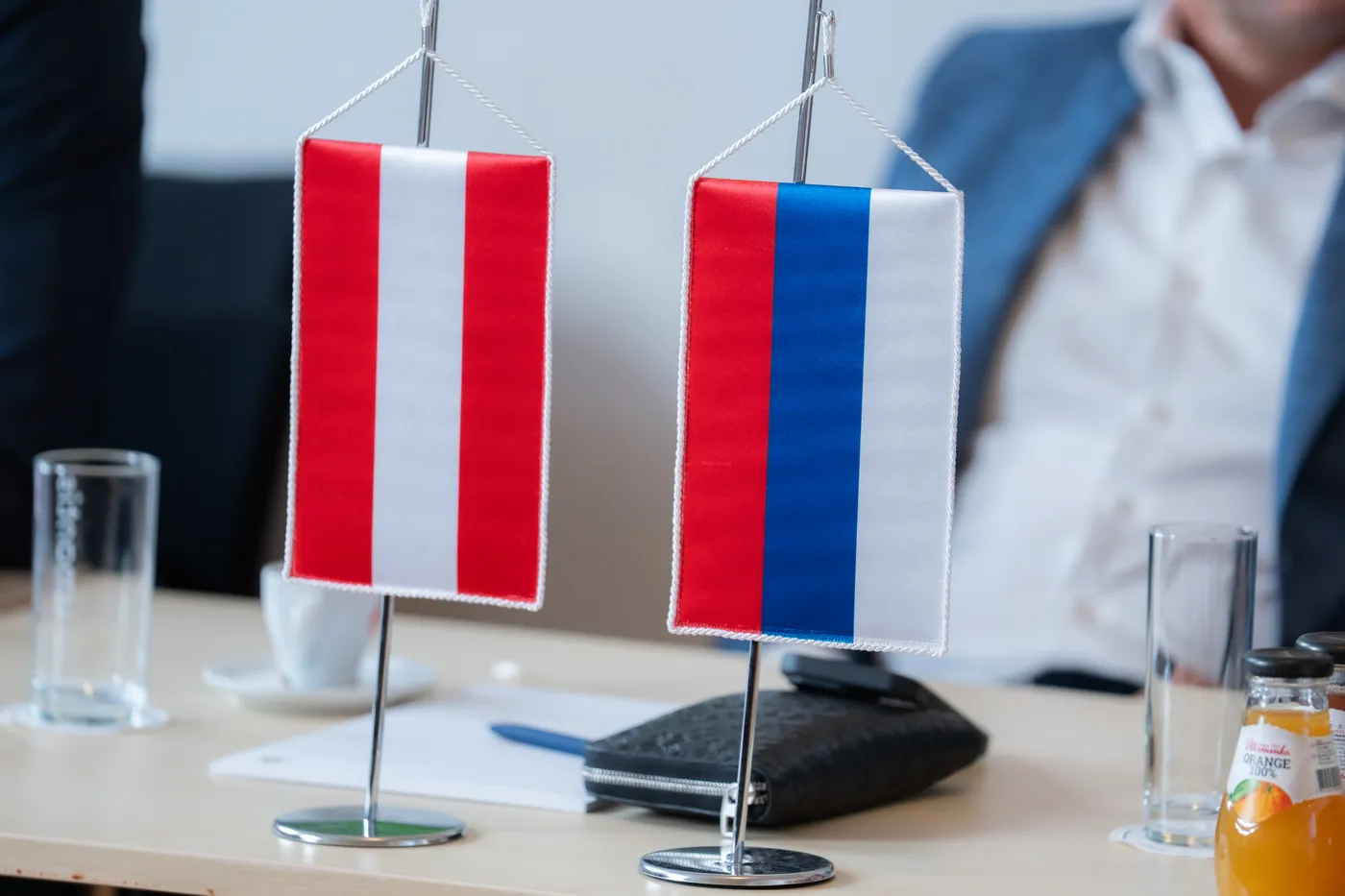 Tischfähnchen Österreichs und der Republika Srpska auf dem Konferenztisch