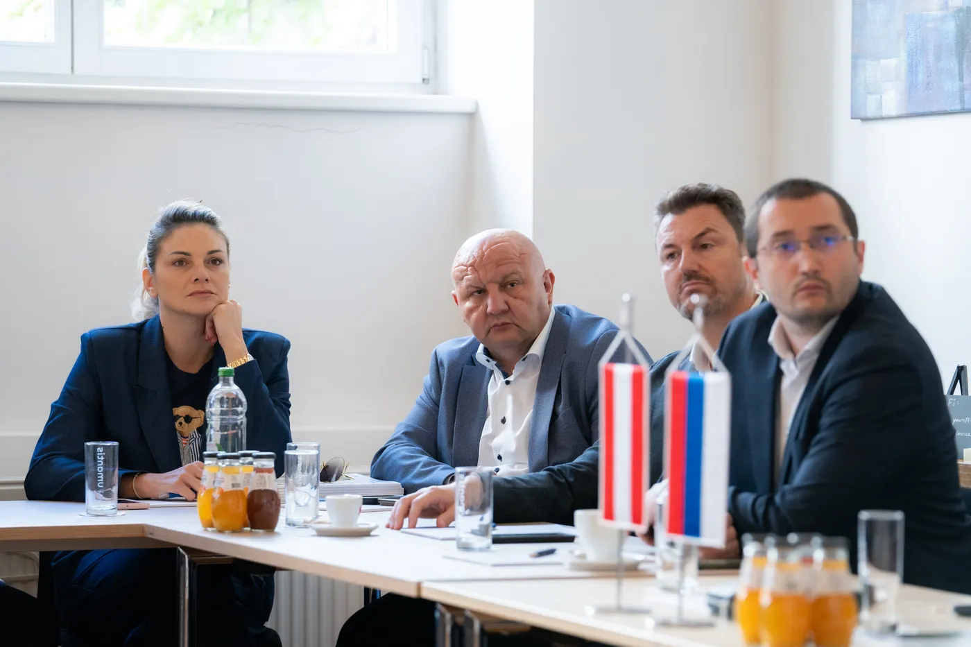 Vier Teilnehmer am Tisch während des Vortrags