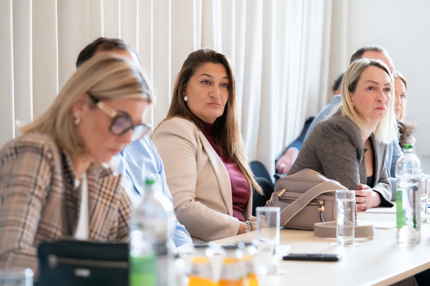 Drei Teilnehmerinnen am Konferenztisch