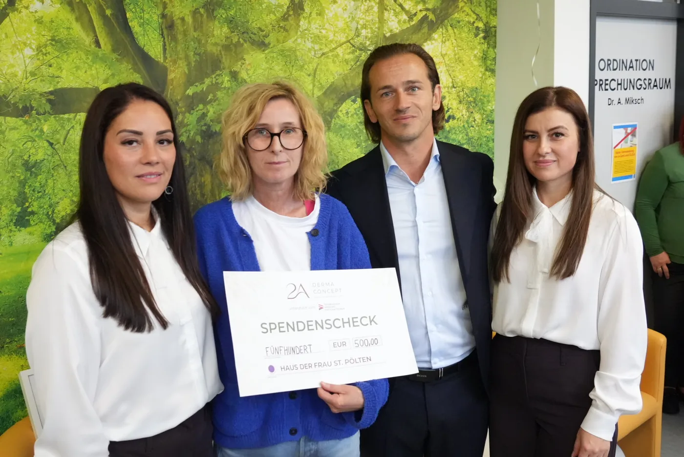 Uručenje donatorskog čeka od 500 evra sigurnoj kući za žene u Sankt Peltenu
