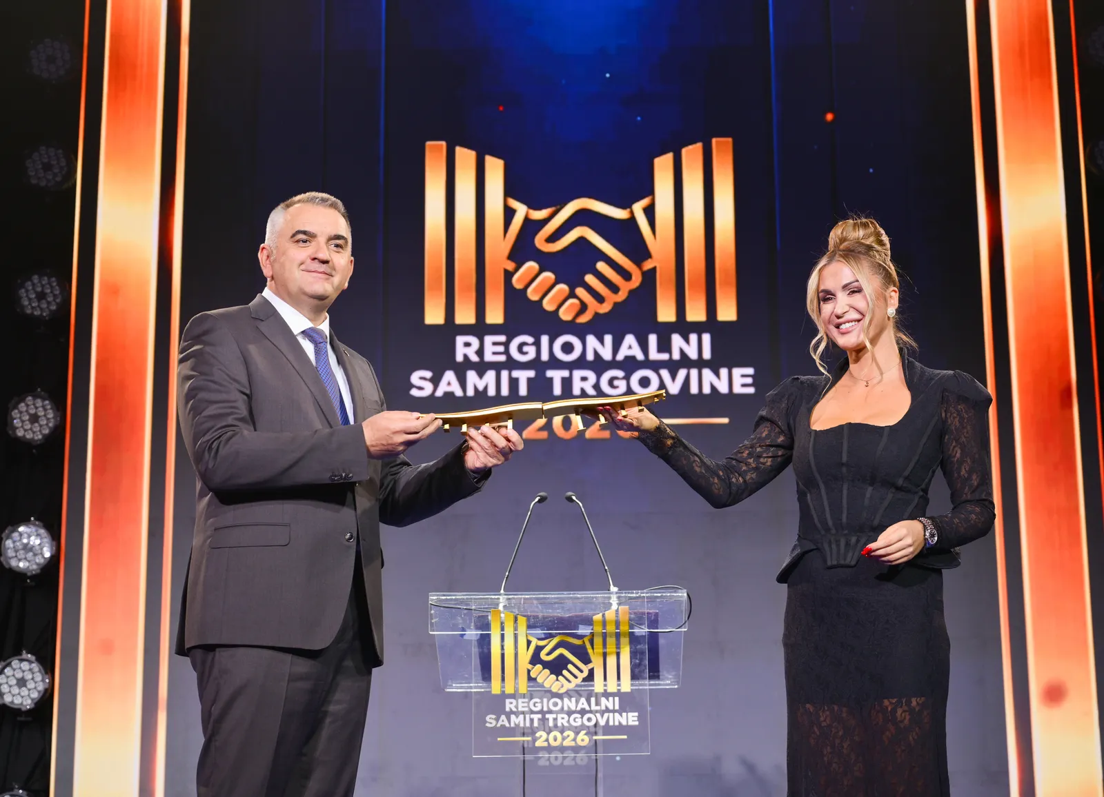 Übergabe auf der Bühne bei der Eröffnung des Gipfels