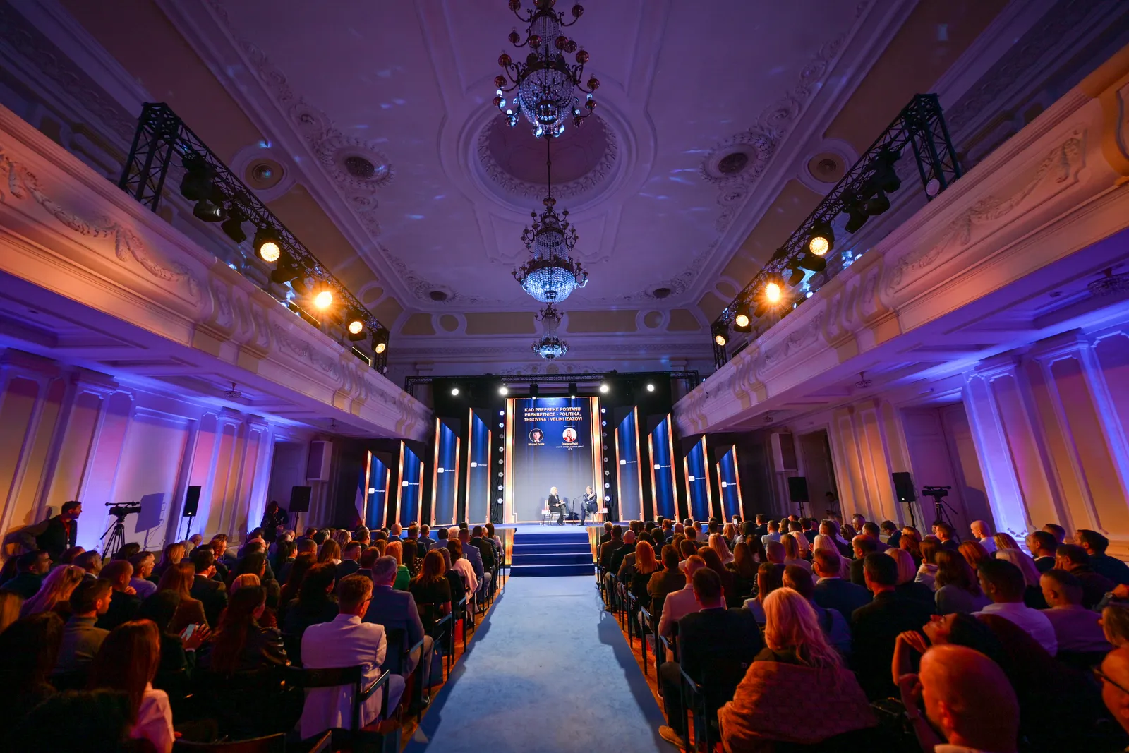 Blick durch den Saal des Banski Dvor auf das erste Podiumsgespräch